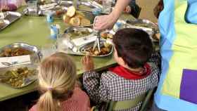 Un grupo de niños en el comedor de una escuela / EFE