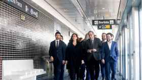 Los políticos inaugurando la estación Zona Franca de la L10 sur del metro / EFE