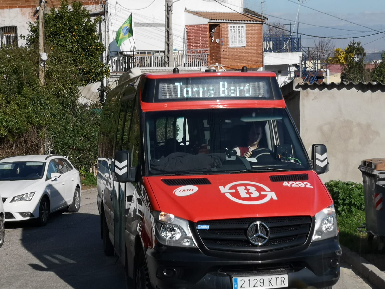 Un minibús de TMB sube una pendiente de Torre Baró, este viernes / G.A