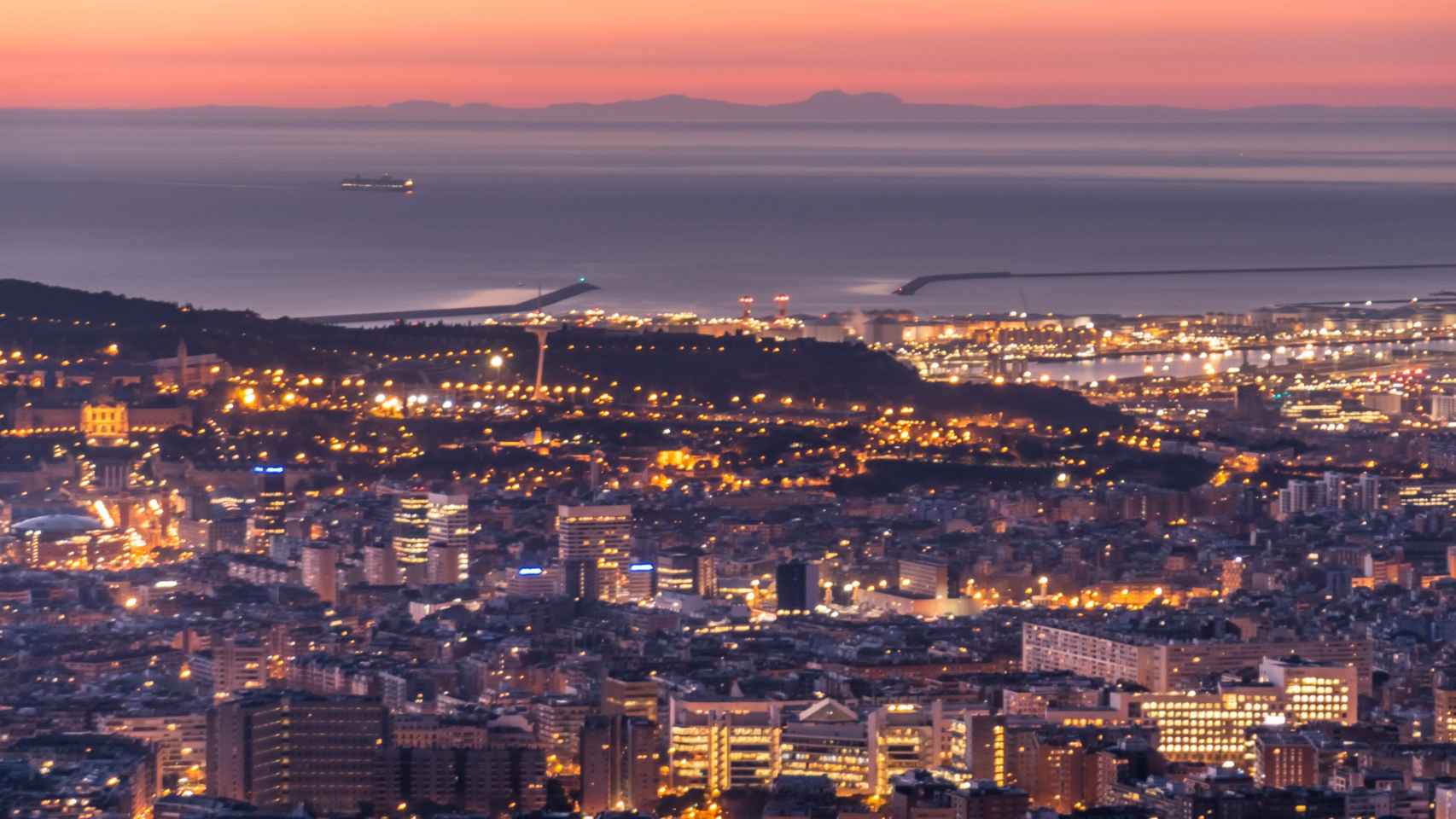 Vista panorámica de Barcelona con Mallorca de fondo / @alfons_pc
