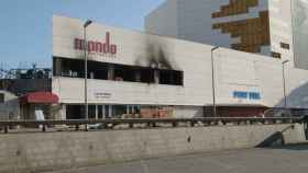 Operarios trabajan para tapiar el restaurante incendiado junto al cine Imax, ya clausurado / JORDI SUBIRANA