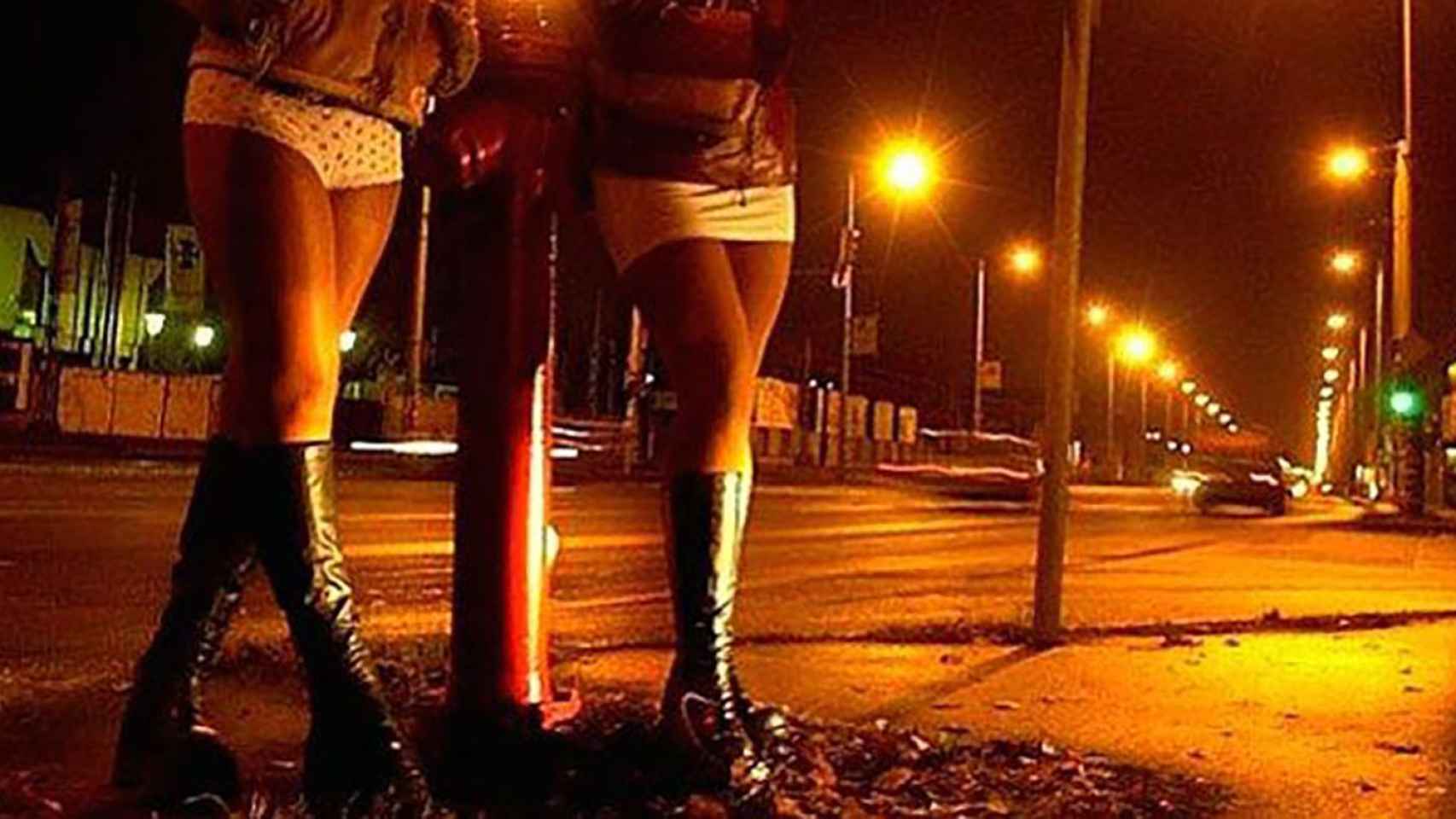 Dos prostitutas esperan la llegada de posibles clientes en las calles de Barcelona