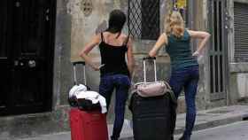 Dos turistas en la puertas de un piso turístico en Barcelona / EFE
