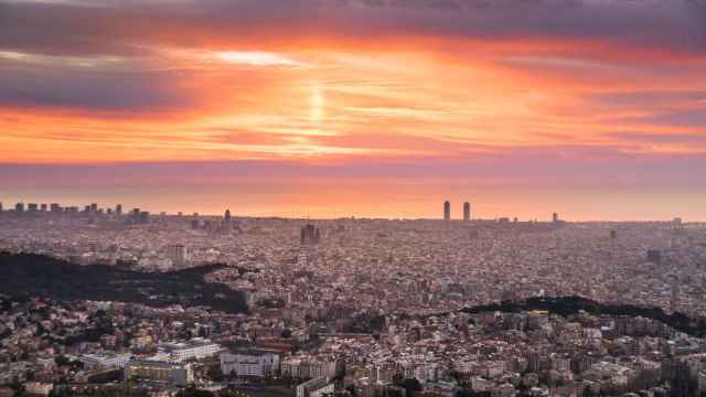 Panorámica de Barcelona con el mar de fondo