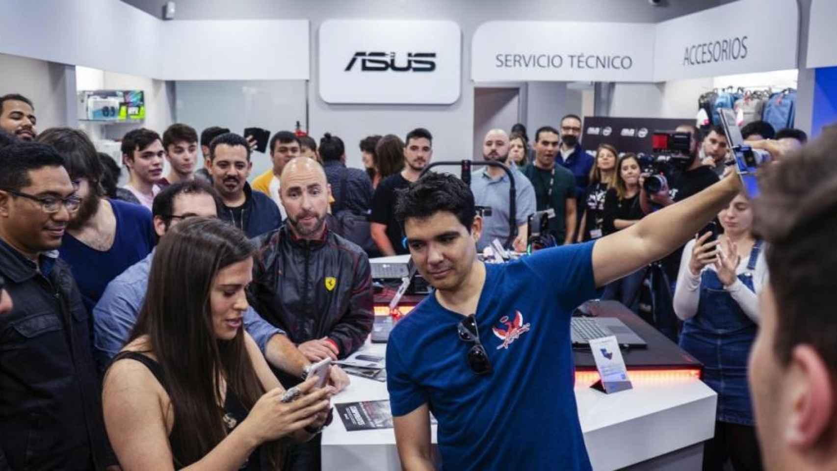 Asistentes a la primera tienda de Asus en Barcelona / EUROPA PRESS