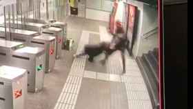 Captura de pantalla del momento del robo con violencia a una señora en el metro de Barcelona