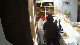 Captura de pantalla de una cámara de seguridad que captó uno de los robos en panaderías / MOSSOS D'ESQUADRA