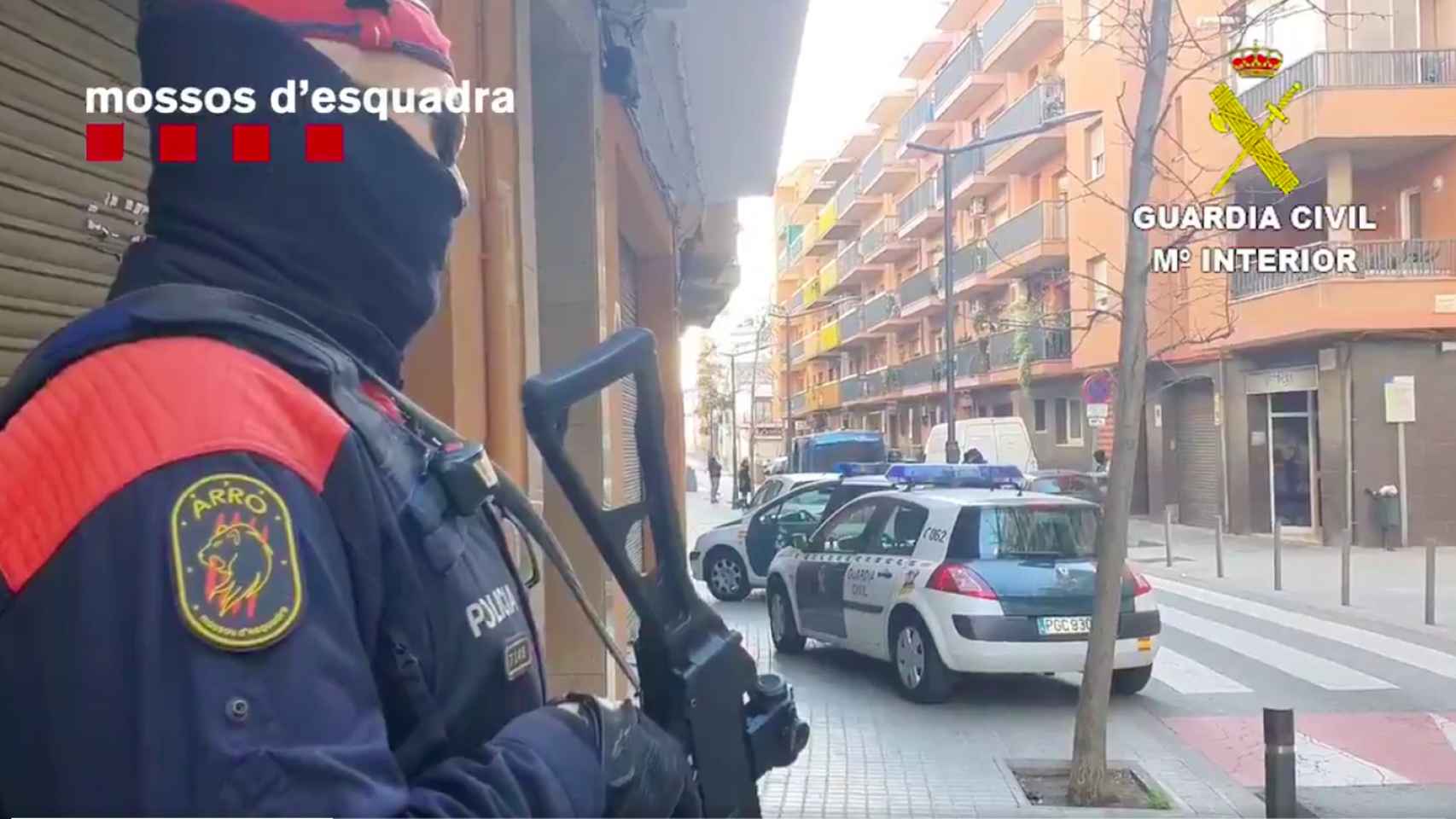 Mosso d'Esquadra en la redada contra la inmigración ilegal en Barcelona / MOSSOS D'ESQUADRA vía TWITTER