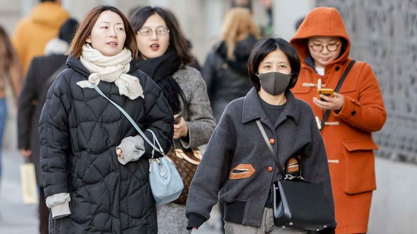 Una mujer asiática en Barcelona con una mascarilla / EUROPA PRESS
