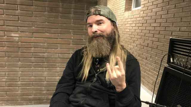 El bajista de Sabaton, Pär Sundström, concedió el pasado martes una entrevista a Metrópoli Abierta antes de su concierto en Barcelona / DF