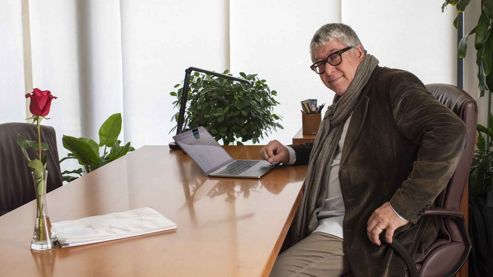 Antoni Balmón, alcalde de Cornellà, posa en su despacho después de la entrevista concedida anMetrópoli Abierta  / LENA PRIETO