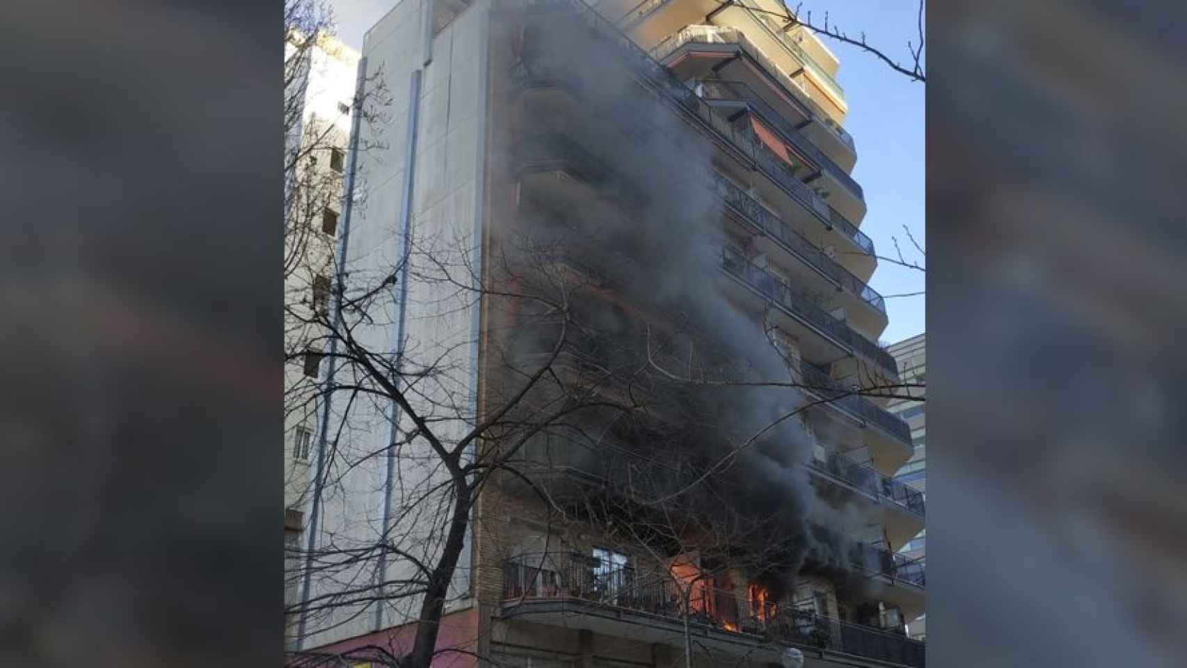 Un edificio en llamas en una imagen de archivo