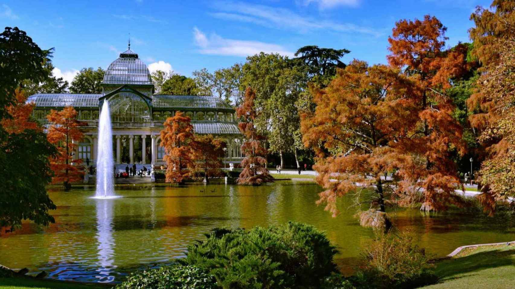 Parque del Retiro de Madrid con el Palacio de Cristal de fondo