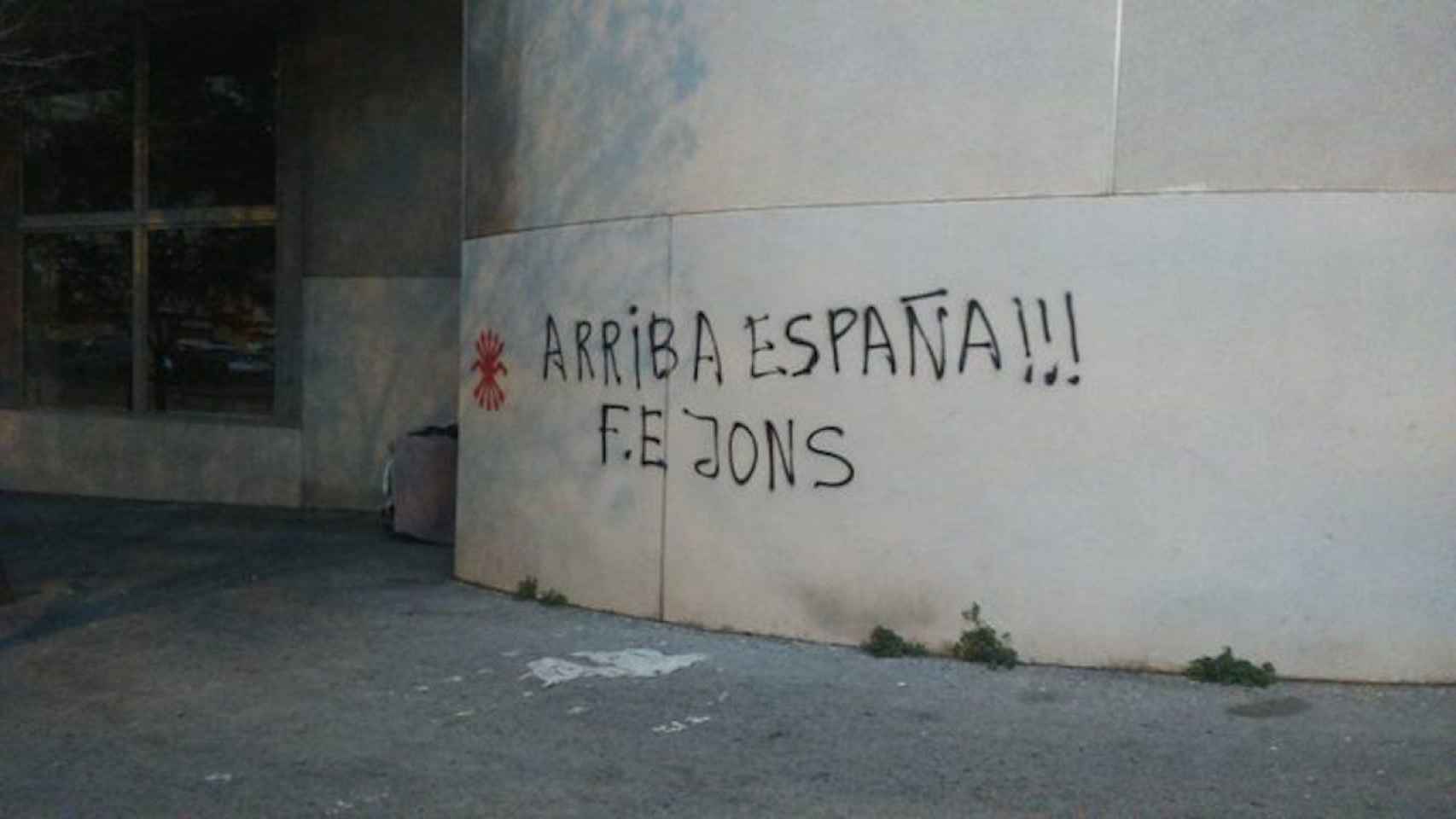 Una pintada fascista en el barrio del Besòs-Maresme / TWITTER DISTRITO DE SANT MARTÍ