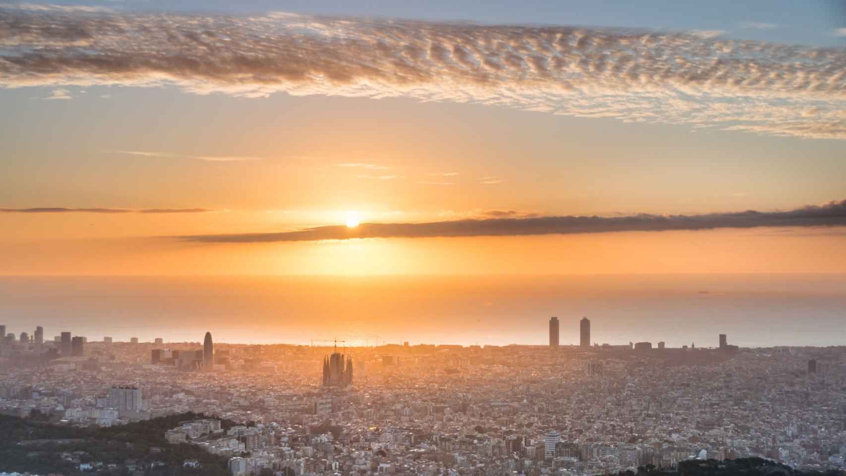 Vista panorámica de Barcelona con pocas nubes en el cielo / Alfons Puertas - @alfons_pc