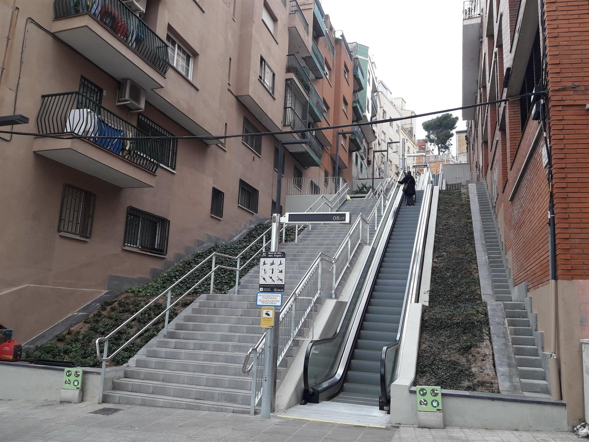 Escaleras mecánicas en el distrito de Horta-Guinardó / EUROPA PRESS