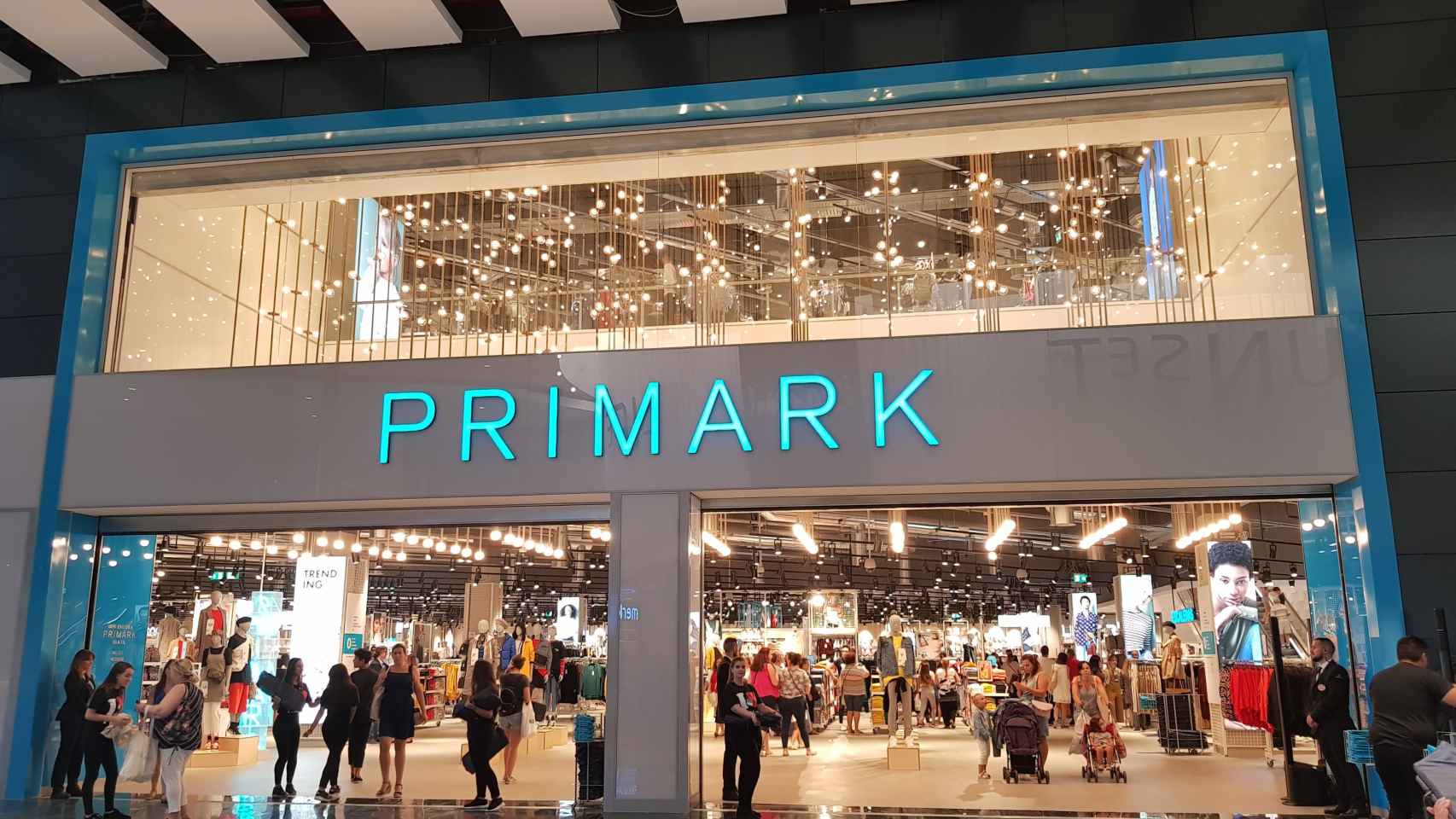 Exterior de una tienda Primark en un centro comercial