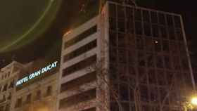 Imagen del edificio donde se ha iniciado el incendio en plaza Catalunya