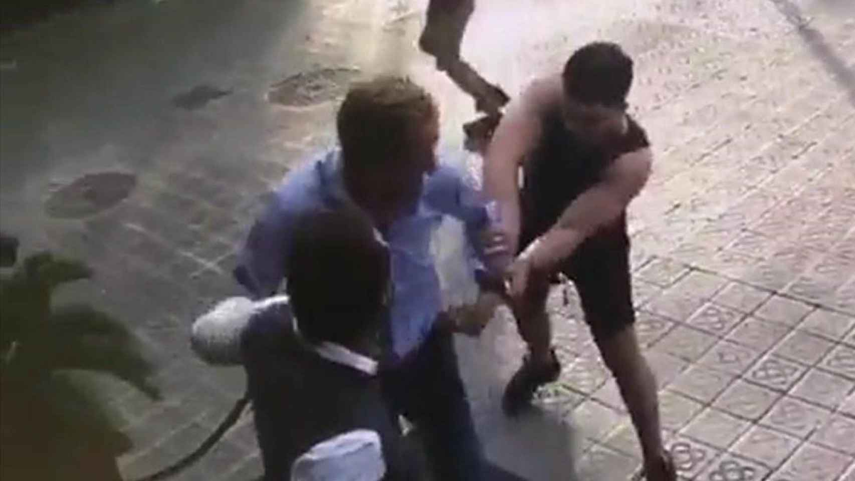 Dos ladrones intentan robar a una persona en plena calle barcelonesa