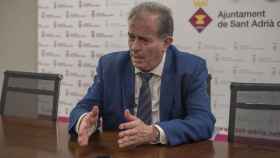 Joan Callau, alcalde de Sant Adrià del Besòs, explica las problemáticas de la Mina en la entrevista concedida a Metrópoli Abierta /  LENA PRIETO