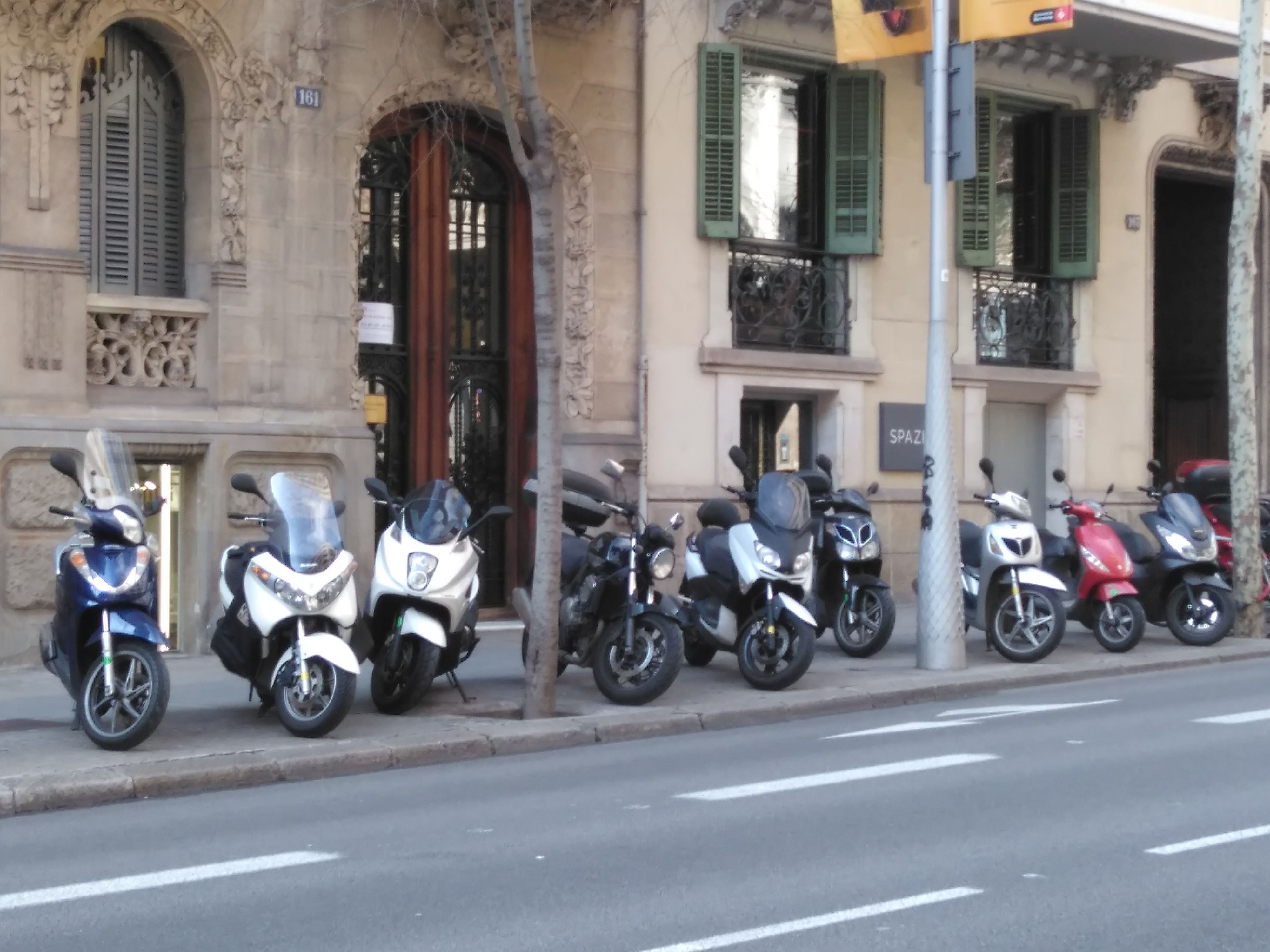 Motos aparcadas en una acera del Eixample / AJUNTAMENT DE BARCELONA