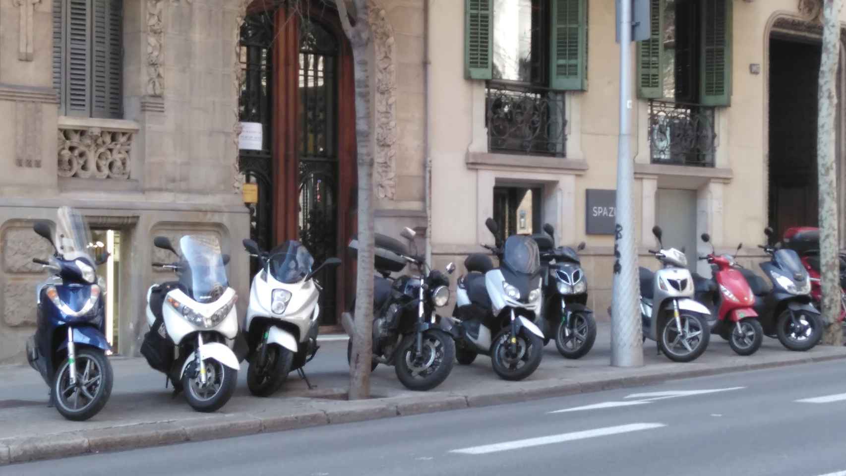 Motos aparcadas en una acera del Eixample / AJUNTAMENT DE BARCELONA
