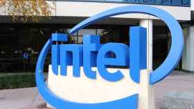 Exterior de Intel con el logo en primer plano