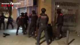 Los mossos acceden en la sastrería donde se vendía droga en l'Hospitalet / MOSSOS D'ESQUADRA