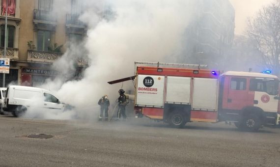 Bomberos de Barcelona extinguiendo el fuego / METRÓPOLI ABIERTA