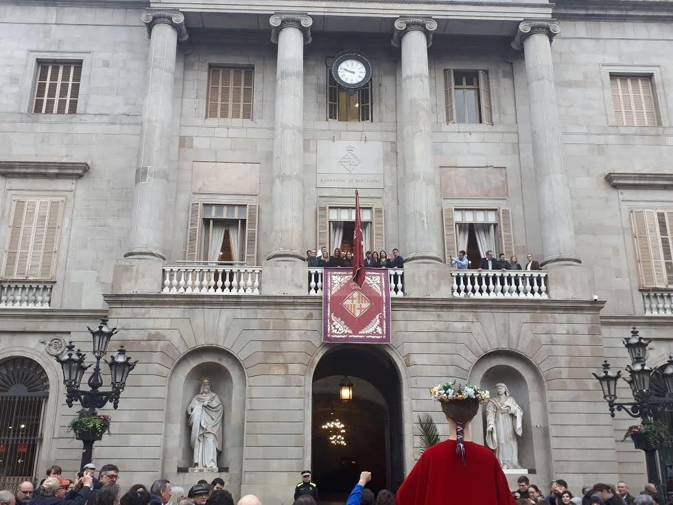 El pendón de Santa Eulàlia colgado en el balcón del Ayuntamiento de Barcelona / EP