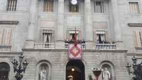 El pendón de Santa Eulàlia colgado en el balcón del Ayuntamiento de Barcelona / EP