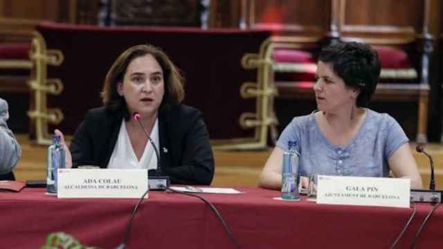 Gala Pin junto a Ada Colau durante el primer mandato de Barcelona en Comú en el Ayuntamiento