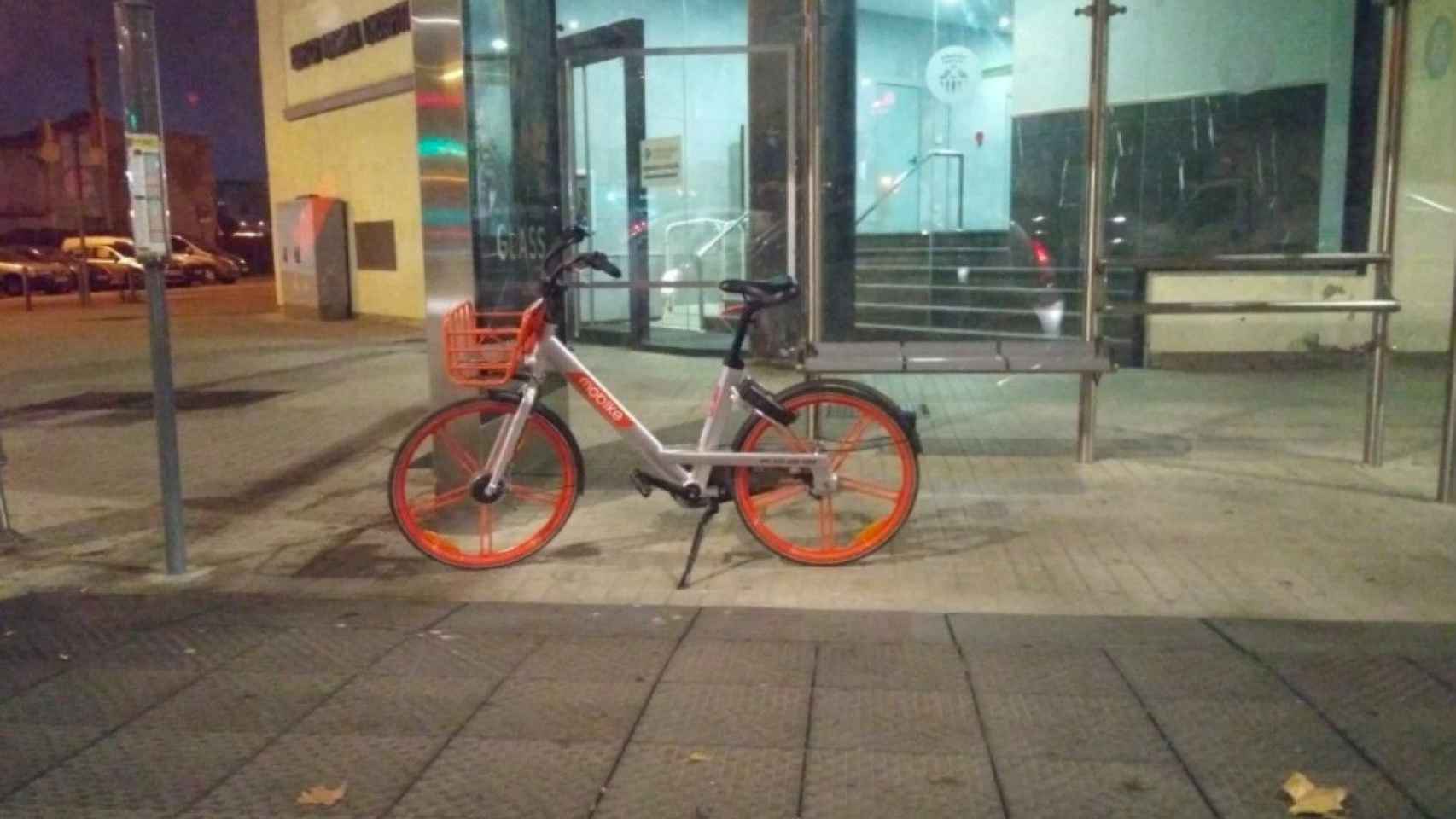 Bicicleta de Mobike estacionada en una parada de autobús de l'Hospitalet / SUMEM