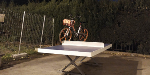 Bicicleta de Mobike sobre una mesa de ping pong / @MISERY78