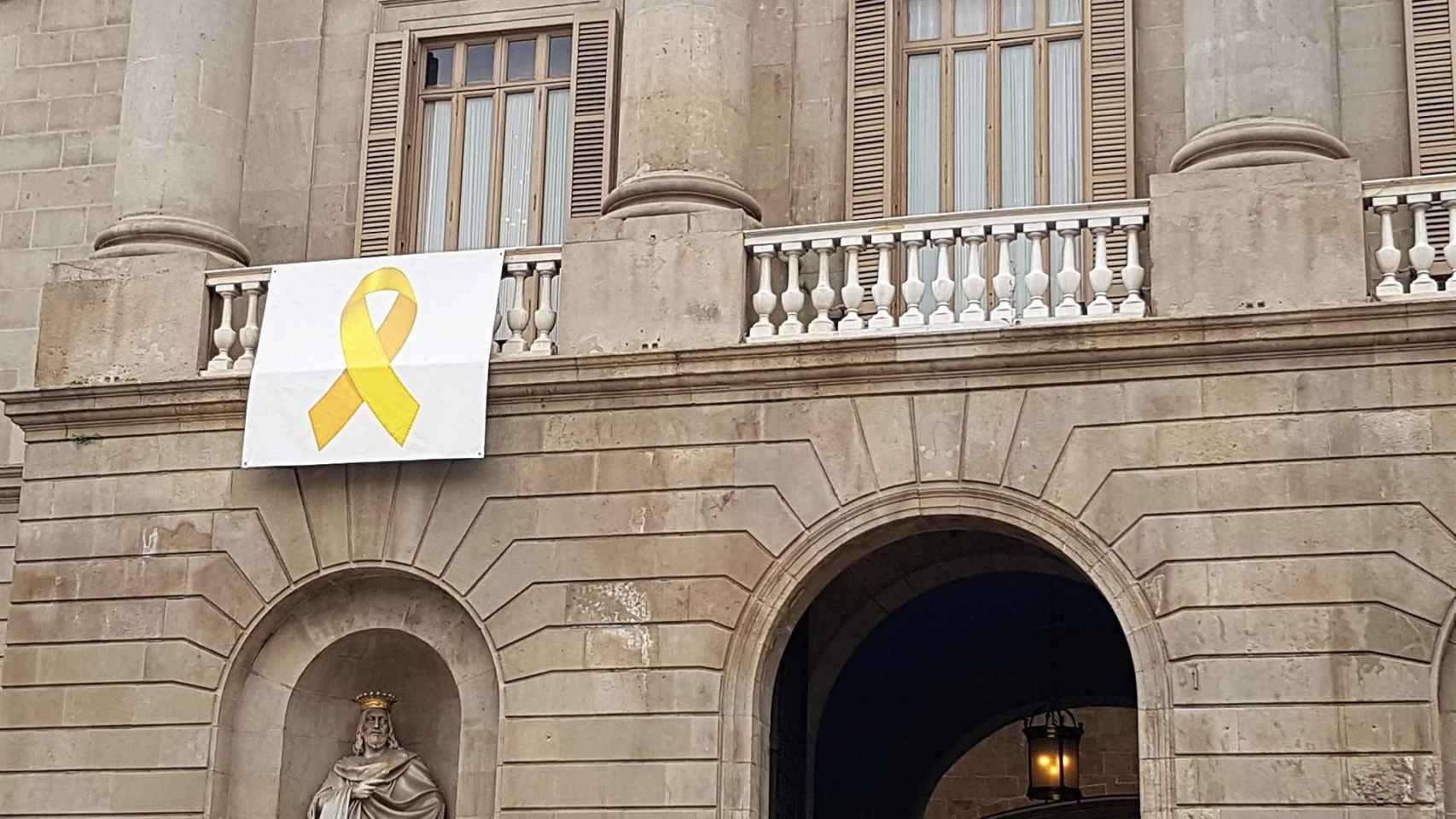 Lazo amarillo en el Ayuntamiento de Barcelona / EUROPA PRESS
