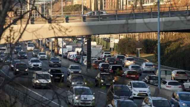 Coches en una vía rápida, en Barcelona, antes de la entrada de la Zona de Bajas Emisiones / SERVEI CATALÀ DE TRÀNSIT