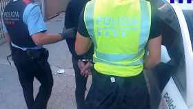 Agentes de la Guardia Urbana y Mossos d'Esquadra realizan una detención en Nou Barris