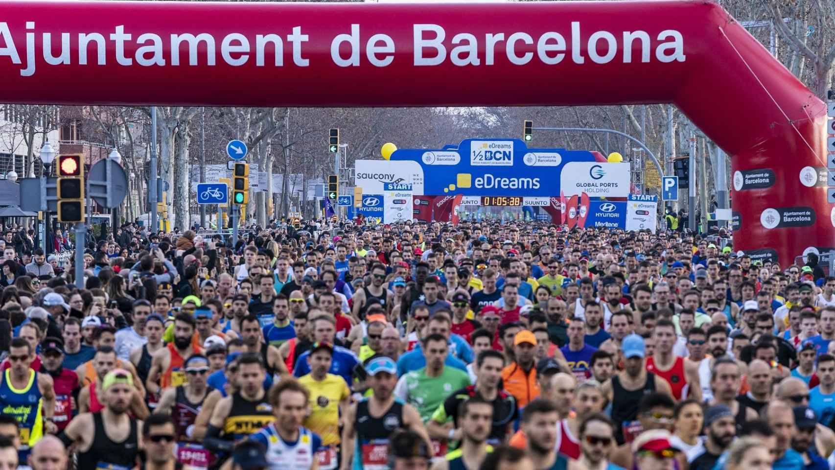 Imagen de una edición del medio maratón de Barcelona / EFE