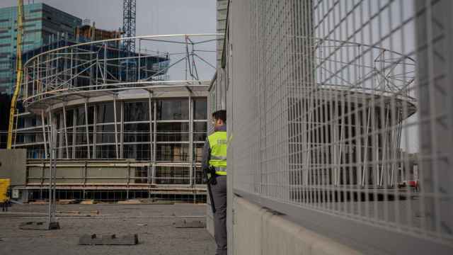 Un trabajador en el desmantelamiento del Mobile World Congress / EUROPA PRESS