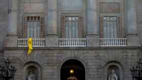 Un lazo amarillo en el balcón del Ayuntamiento en 2019 / EFE