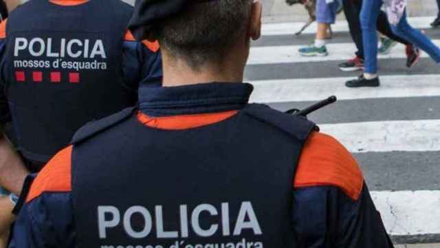 Agentes de los Mossos d'Esquadra de espalda, en una imagen de archivo / EFE