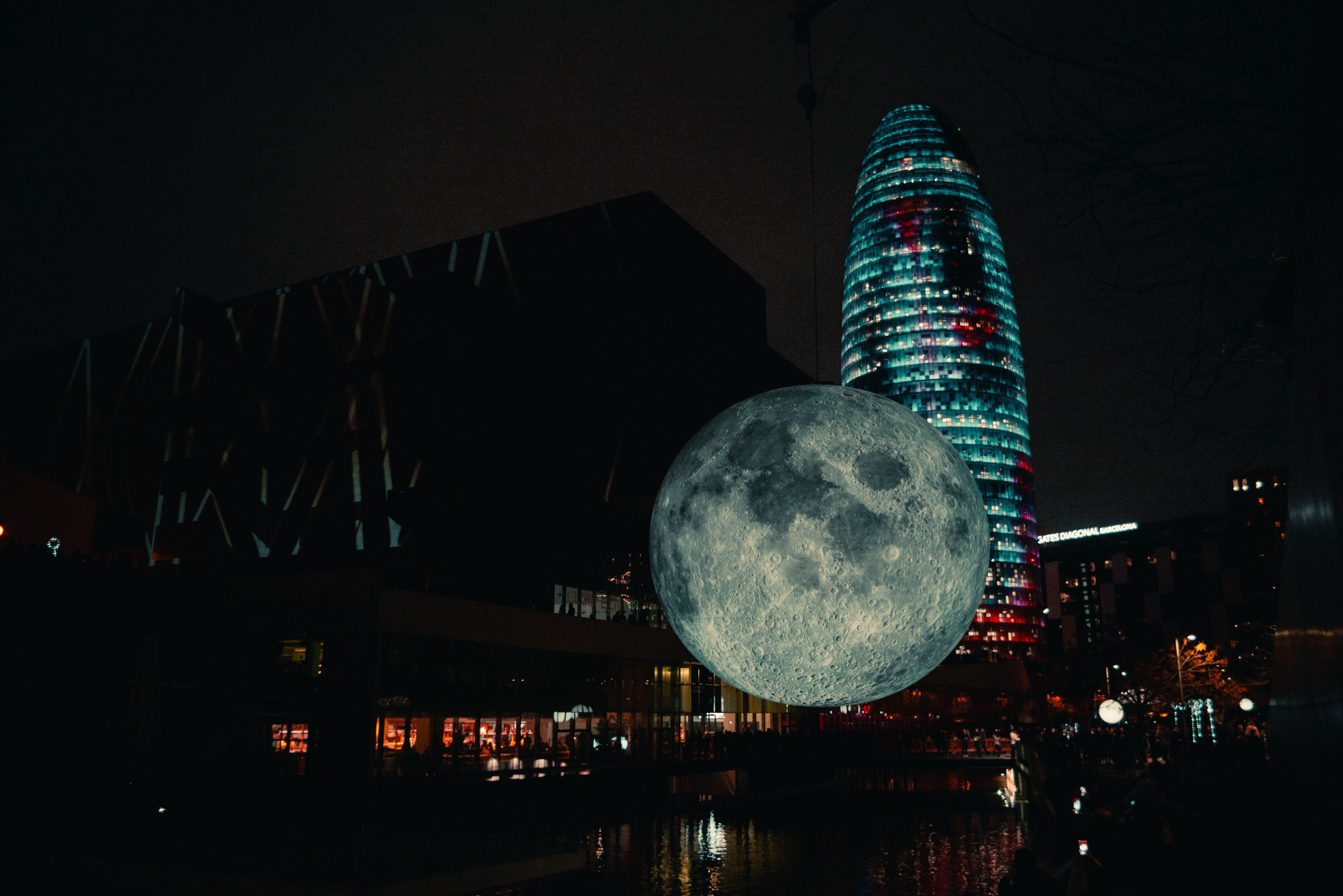 Luna en el estanque del Museu del Disseny y torre Glòries de fondo en el Festival Llum BCN 2020 / WOLF RÍOS @wolf_rios