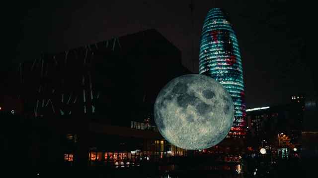 Luna en el estanque del Museu del Disseny y torre Glòries de fondo en el Festival Llum BCN 2020  / WOLF RÍOS @wolf_rios