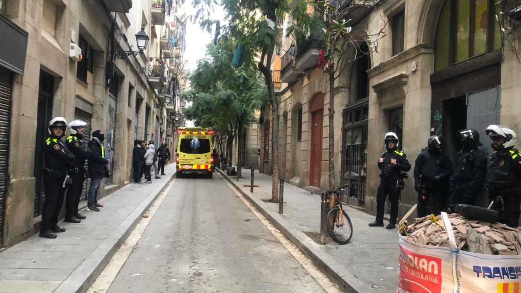 Guardia Urbana y Mossos d'Esquadra en un operativo contra los narcopisos en la calle Príncep de Viana / GU