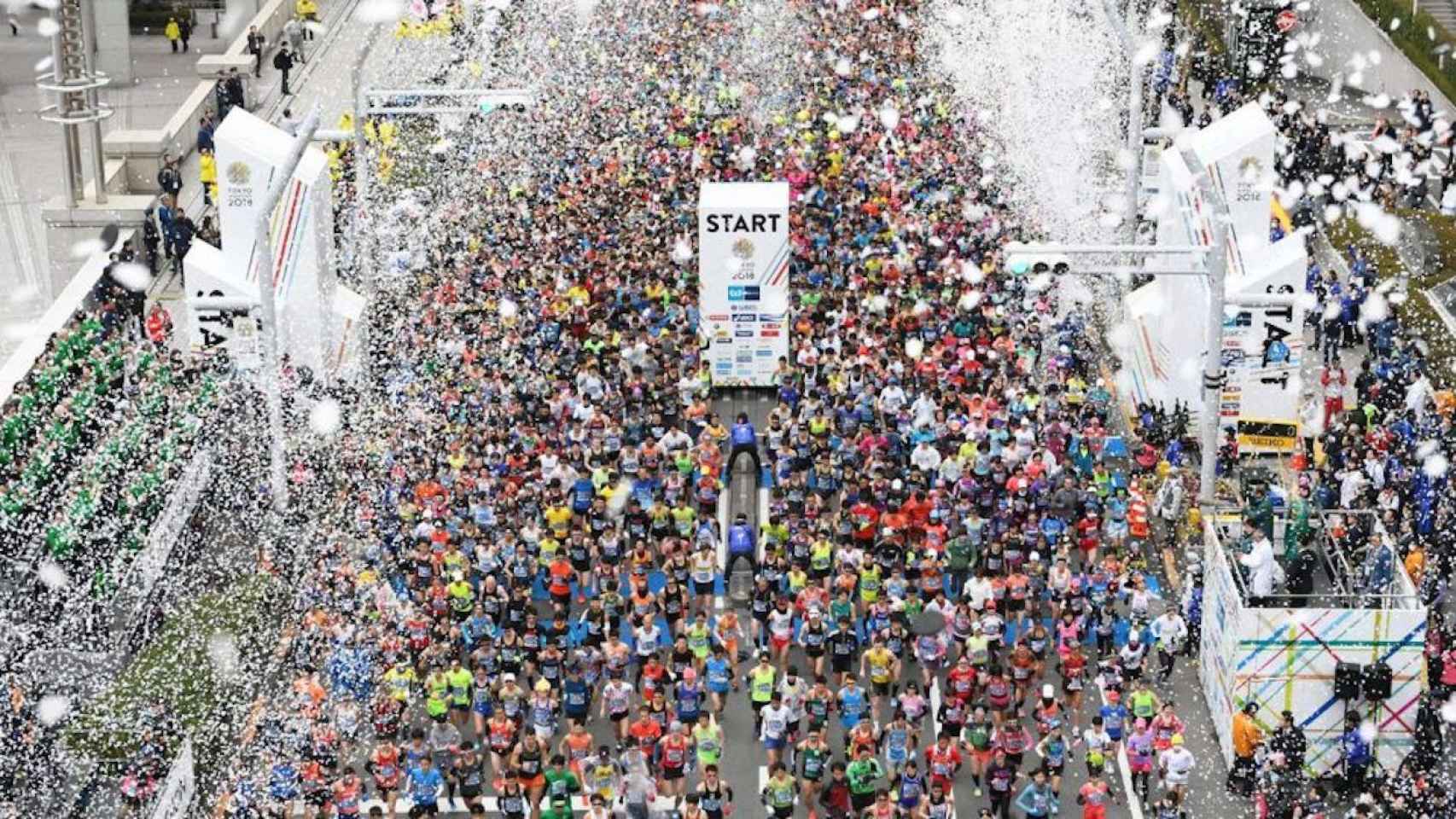 Personas corriendo en el maratón de Tokio de 2019