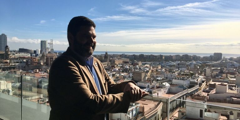 Paco Sierra, concejal de Ciutadans en el Ayuntamiento de Barcelona, en la terraza del consistorio / MA