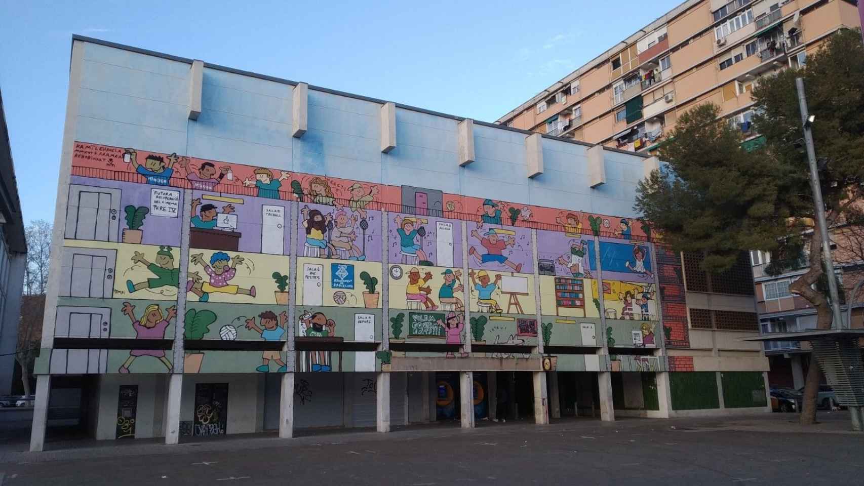 El viejo cine Pedro IV, sin derribar, y con un grafiti en la fachada / JORDI SUBIRANA