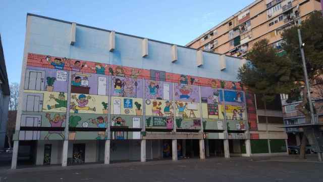 El viejo cine Pedro IV, sin derribar, y con un grafiti en la fachada / JORDI SUBIRANA