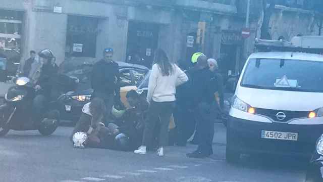 Imagen del motorista herido tras el choque con una furgoneta en la esquina de Muntaner con París / MA