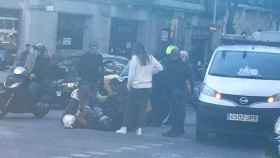 Imagen del motorista herido tras el choque con una furgoneta en la esquina de Muntaner con París / MA